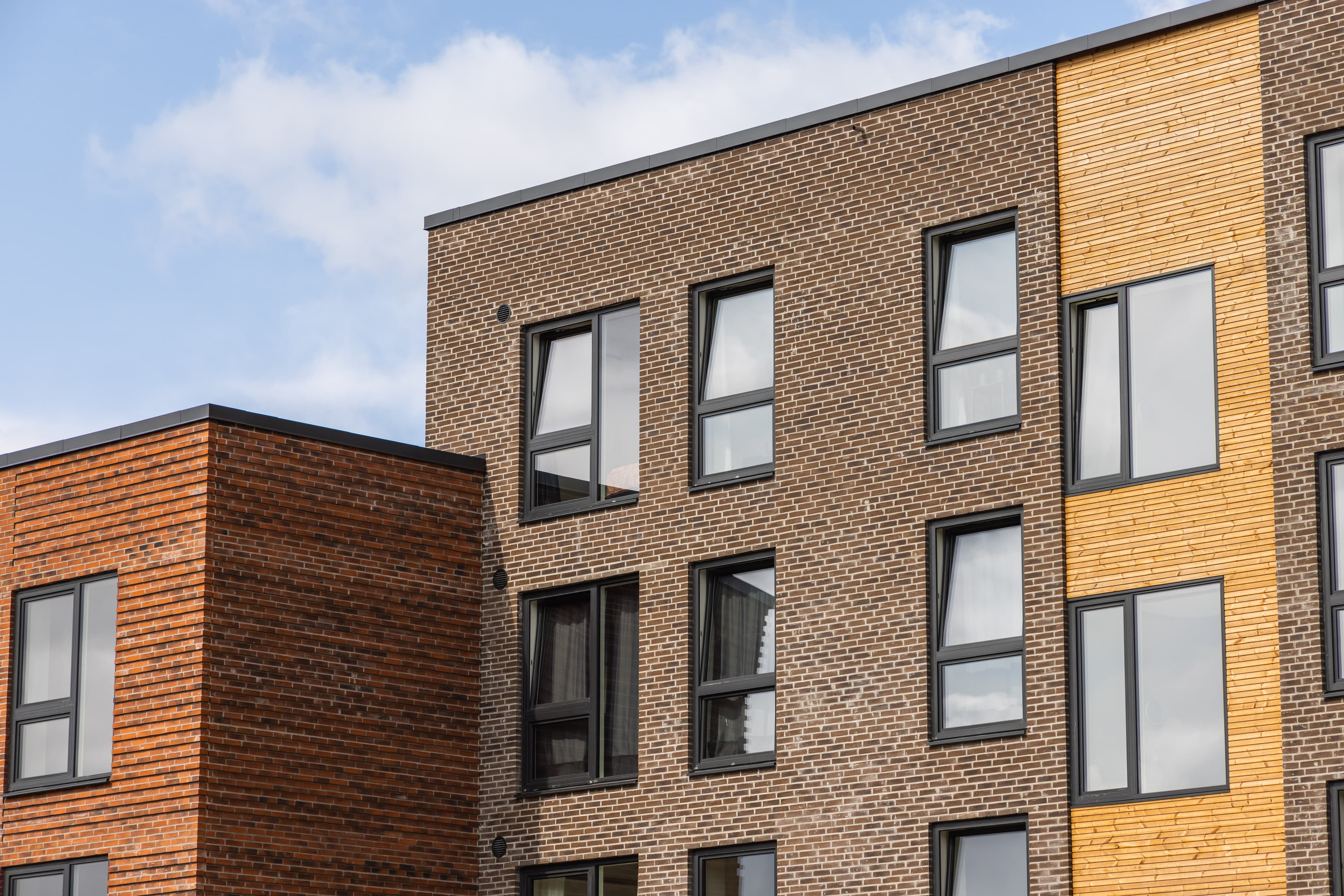 Esteriørfoto af facaden på Triumphbyen set udefra.