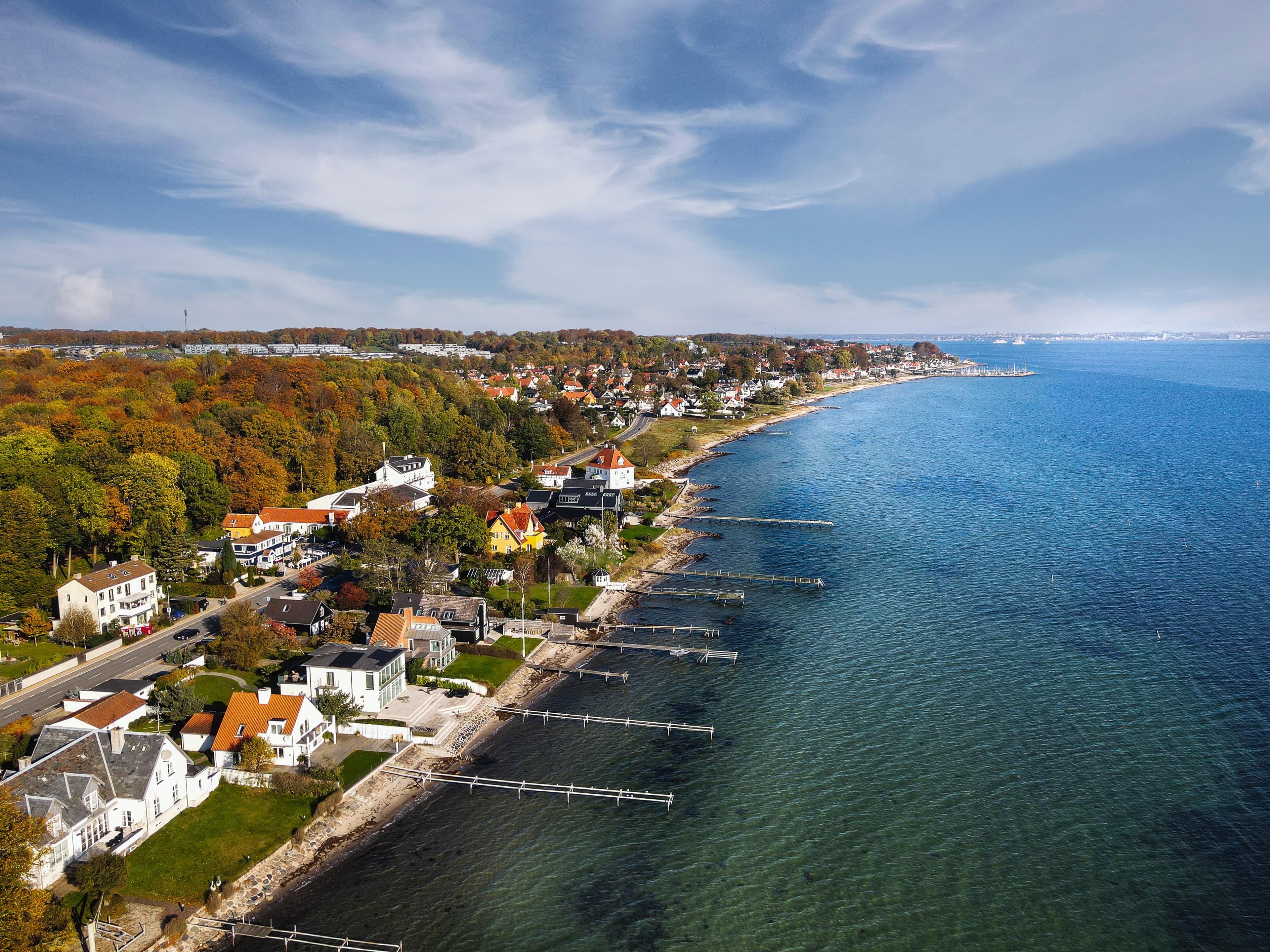 Luftfoto af Strandvejen i Espergærde med huse ud mod vandet
