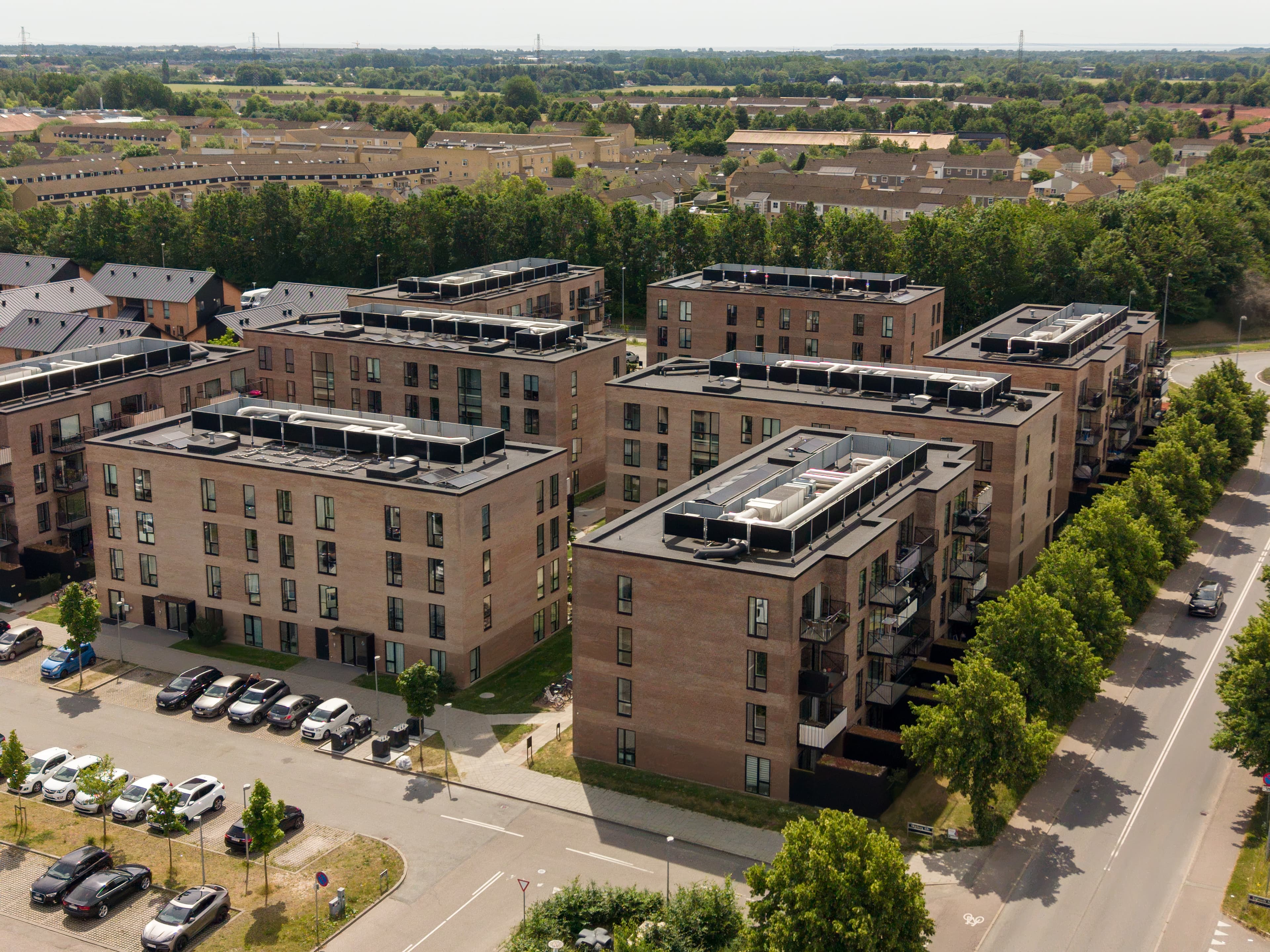 Billede set udefra med overblik over flere af ejendommens bygninger. Ejendommen er Agerhusene, som er placeret i Høje-Taastrup.