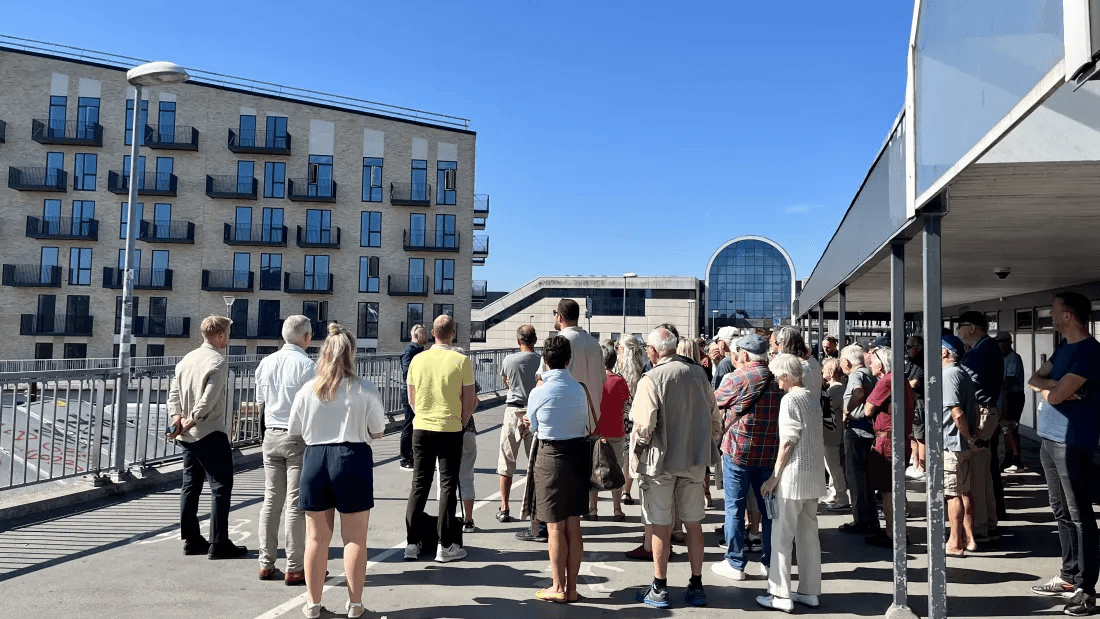 People standing near Hundige Station