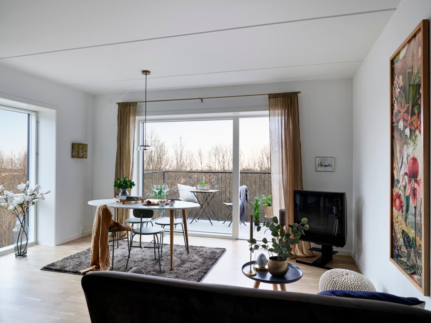 Vestvendt køkken-alrum og hyggelig terrasse 1