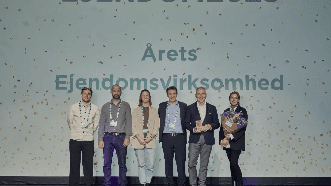 Balder medarbejdere på scenen modtager prisen Årets ejendomsvirksomhed 2025
