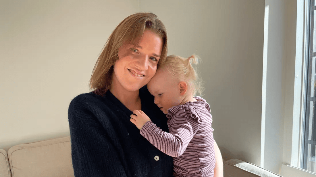 Mille med sin datter på armen