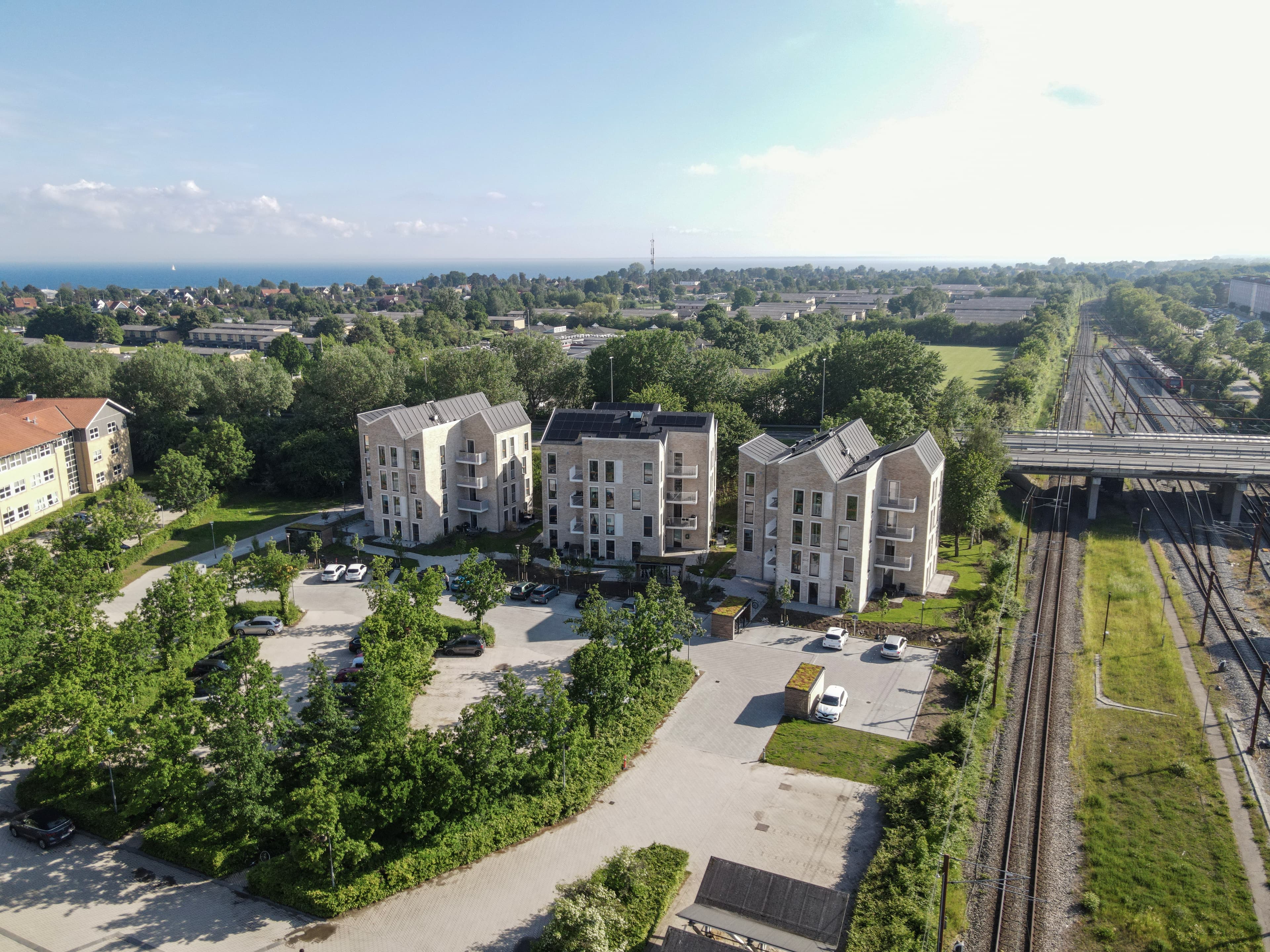 Luftfoto af ejendommen Strandby Huse i Hundige