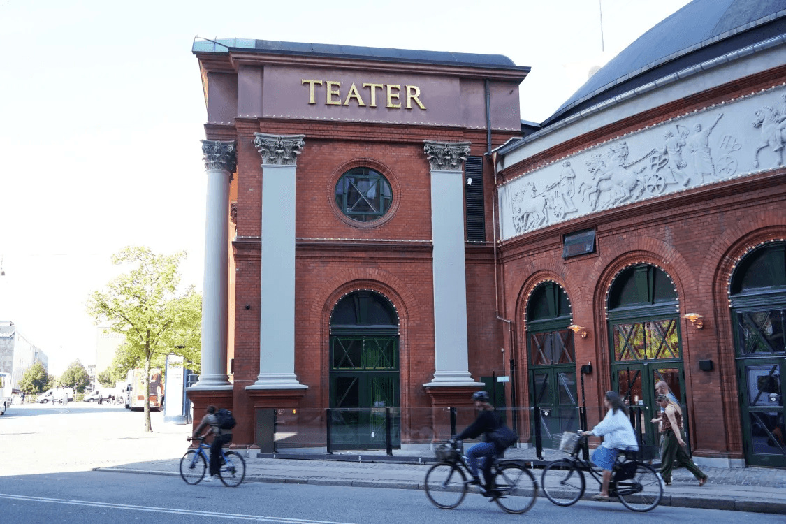 Indgang og facade af Cirkusbygningen