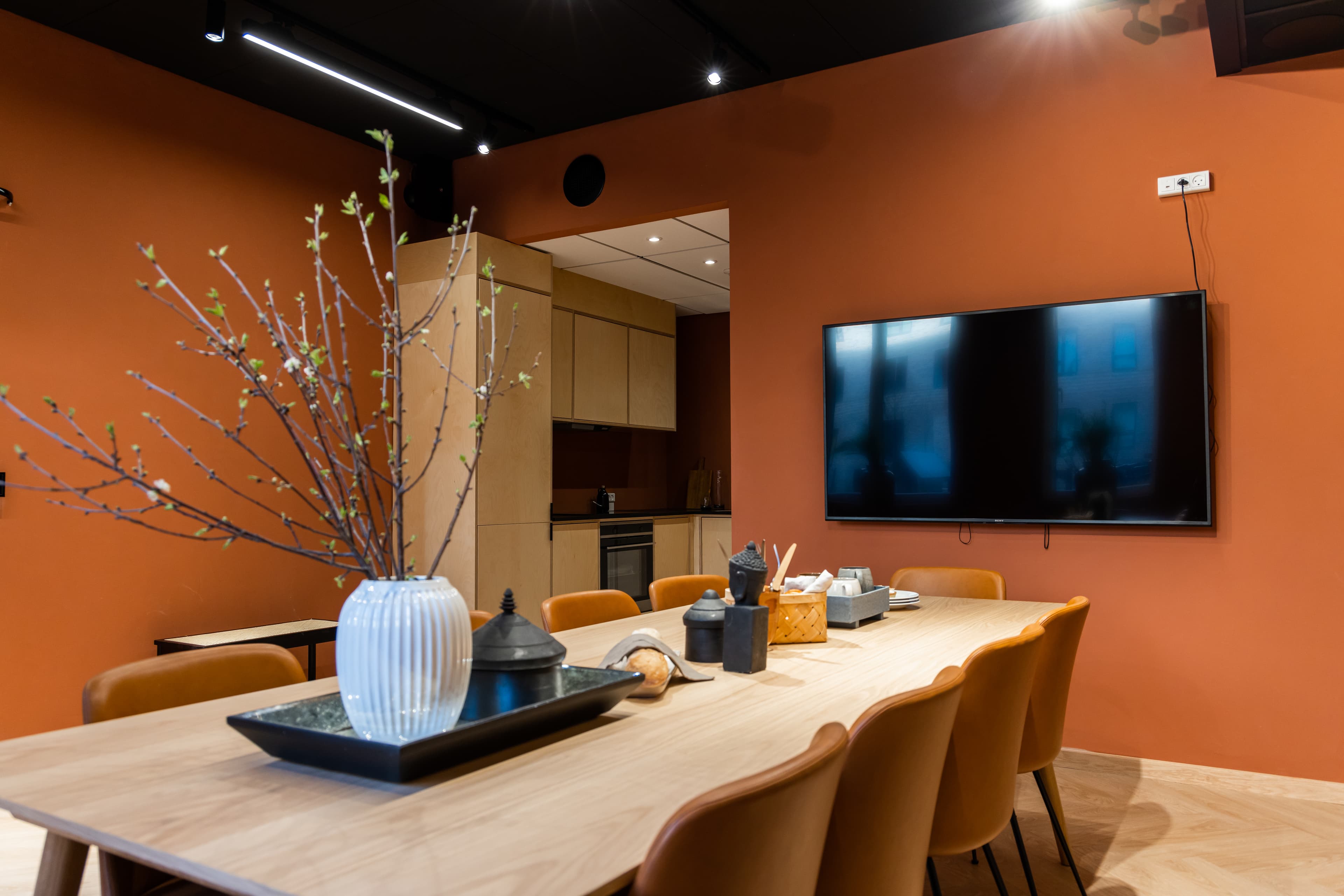 Private room that residents can rent for dining for groups of up to eight people. The room is equipped with a kitchen and a large screen at the property Rubinhaven in Høje-Taastrup.