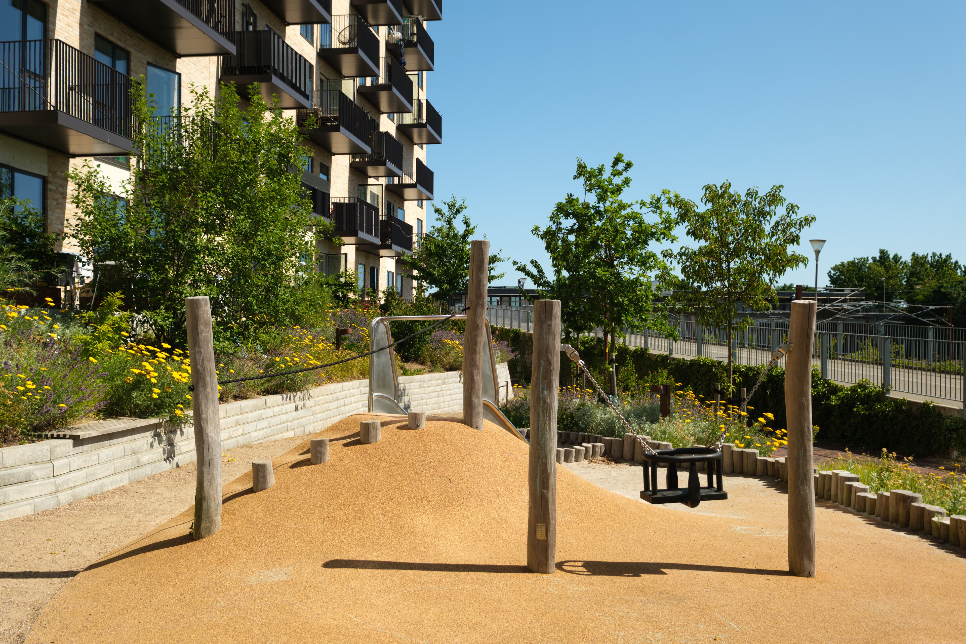 Strandby Høje in Hundige, playground with a swing and a slide.