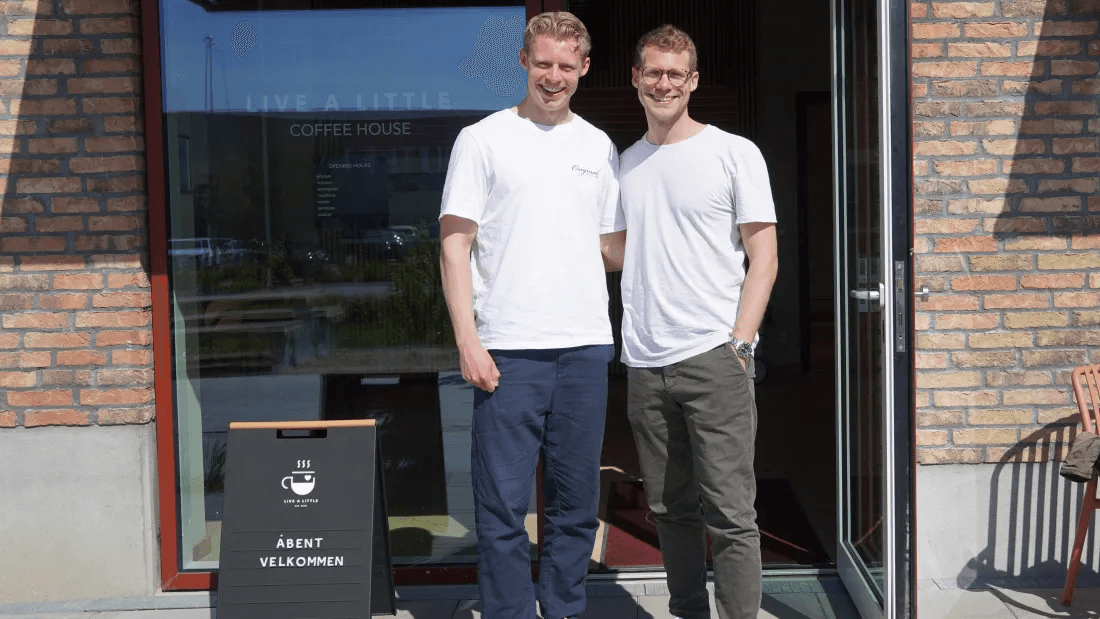 Brødrene David og Benjamin Hansen foran kaffebaren Live a Little.