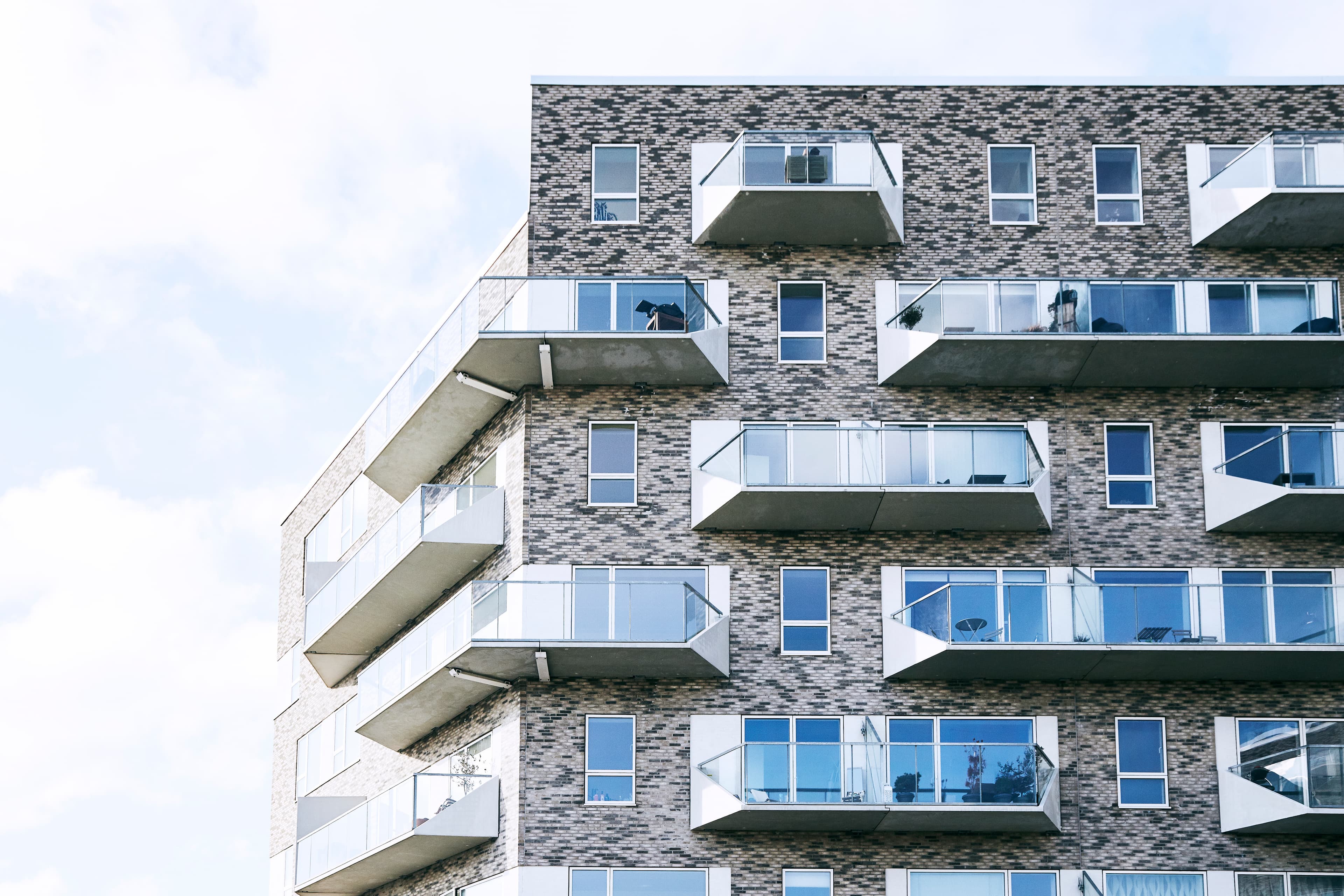 Eksteriørfoto af Skibbroen med synlige altaner på facaden