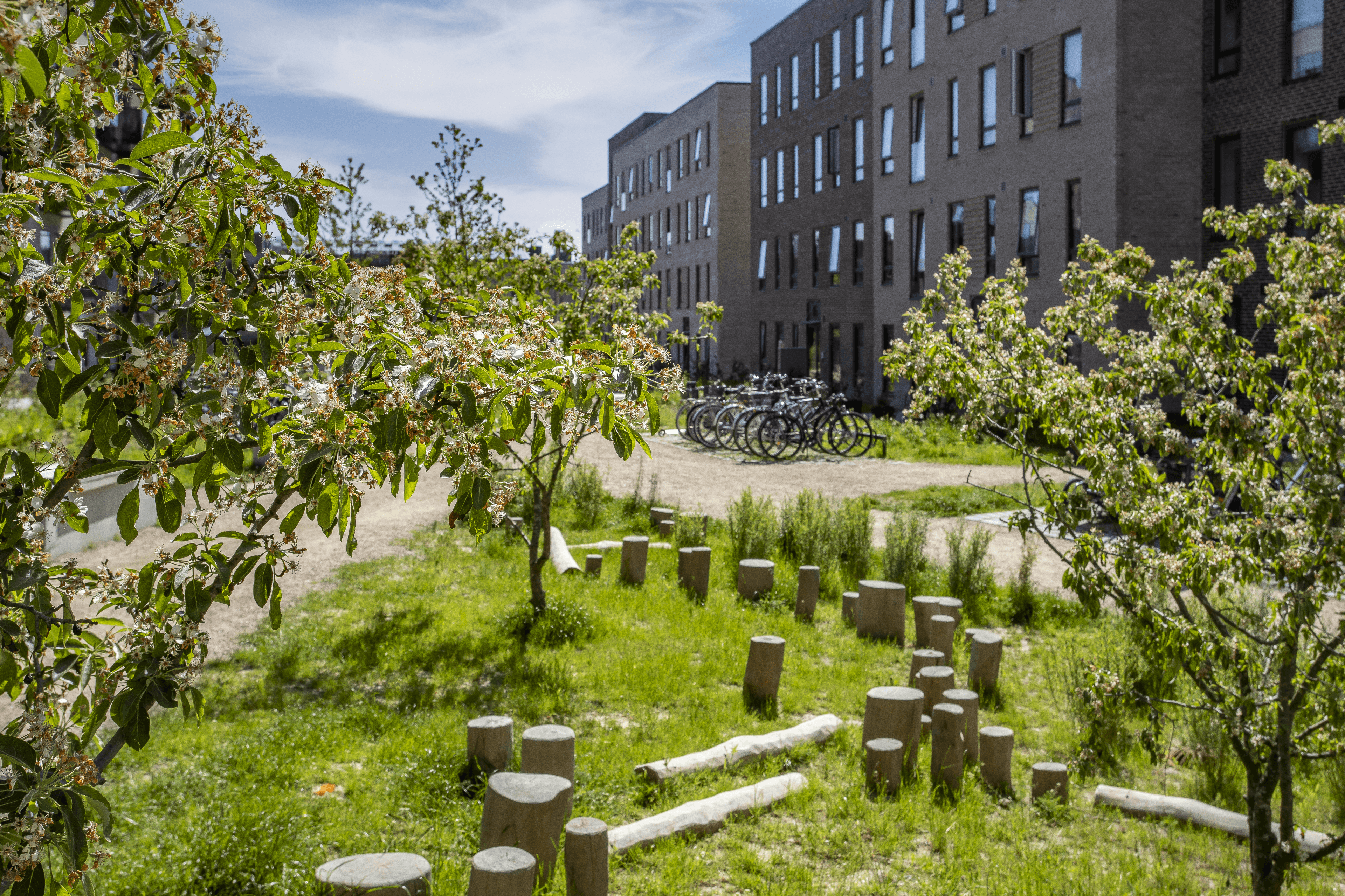 Exterior photo of the playground at Lerholmen, showing the play area in the courtyard setting