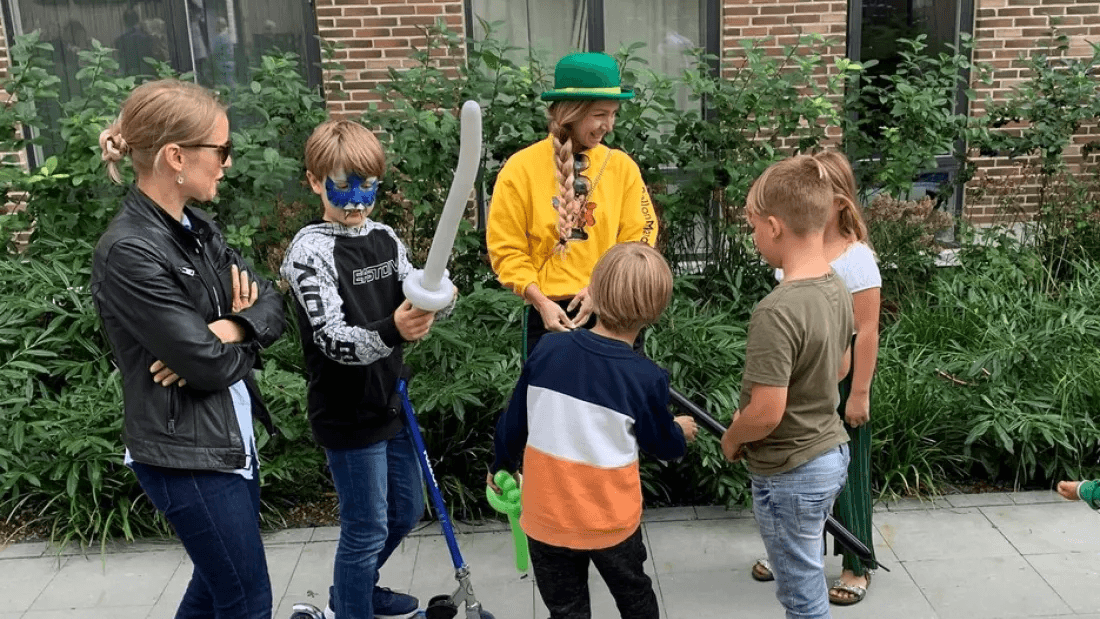 Women and children stand in a circle at a Balder event