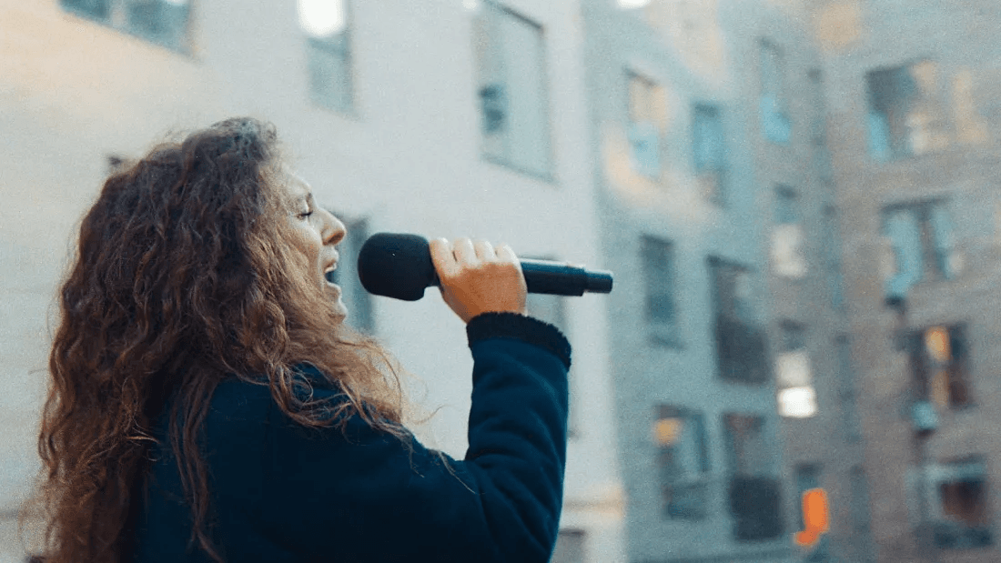 Singer Athina performs an outdoor intimate concert at a Balder event.