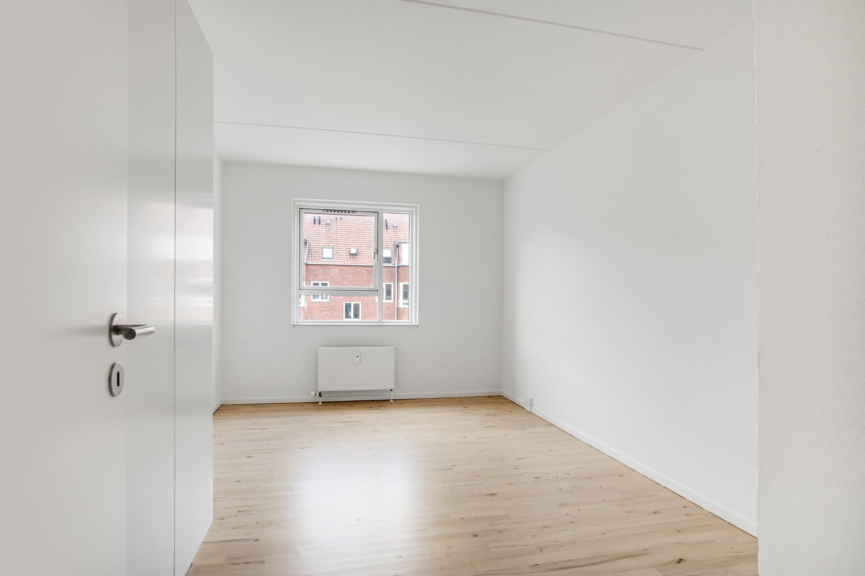 Stor 3 værelses lejlighed med masser af lys 0