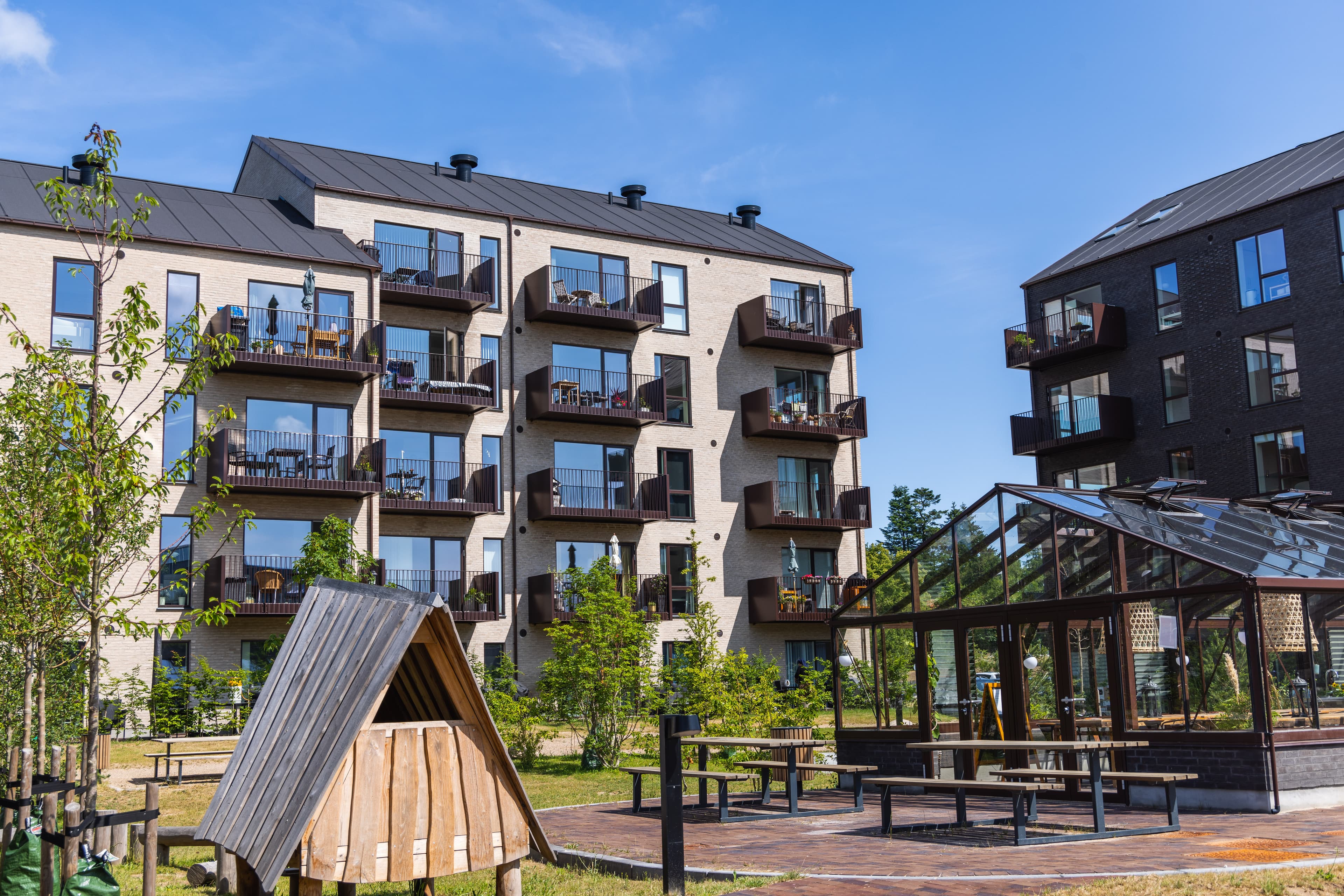 The courtyard area at the Ofeliahaven property in Helsingør