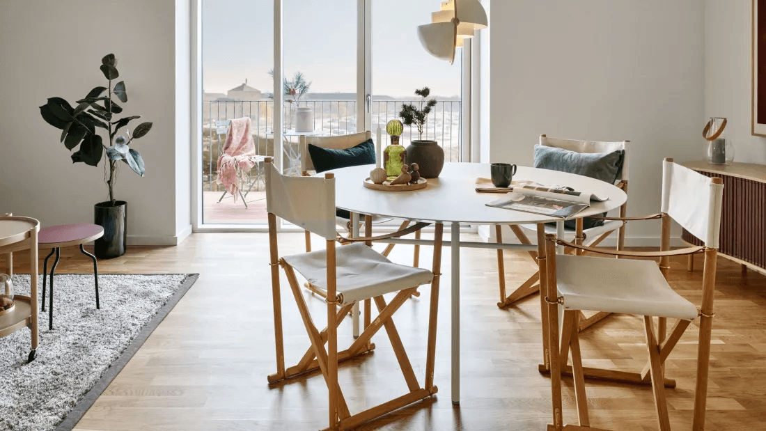 Dining area with a table and chairs in an apartment at Fyrkanten in Høje Taastrup.