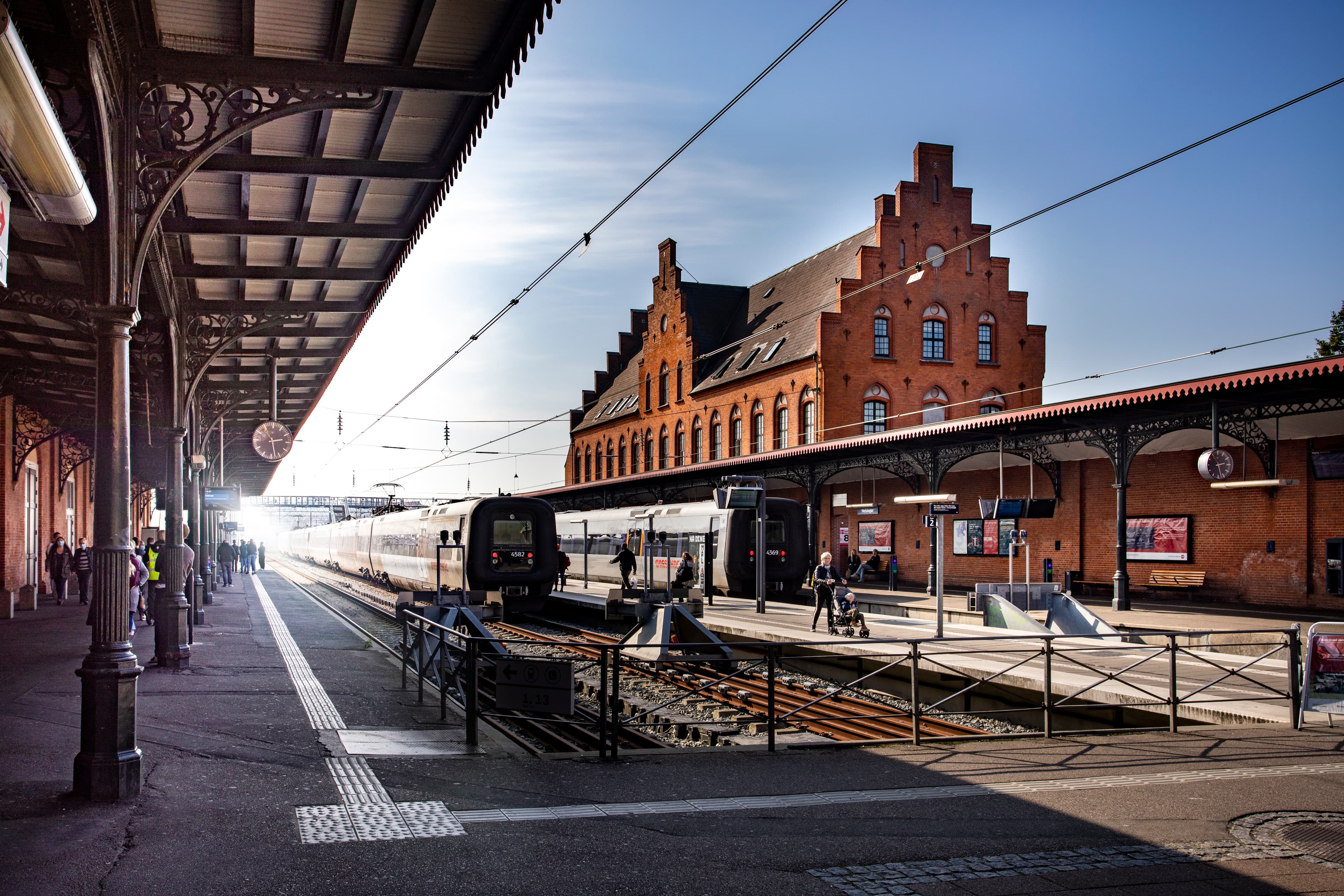 Toge venter på afgang fra Helsingør Station