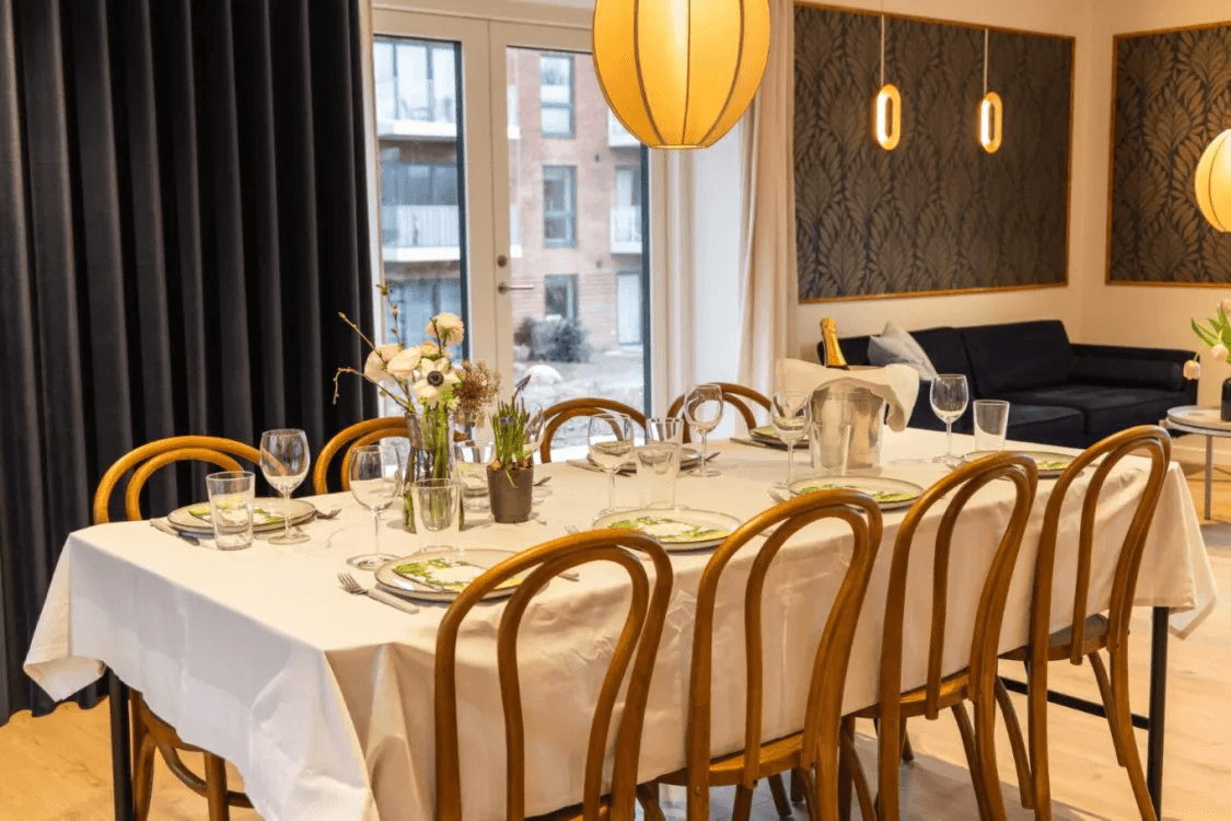 Fælleslokalet med opdækket bord i ejendommen TriumohByen i Espergærde