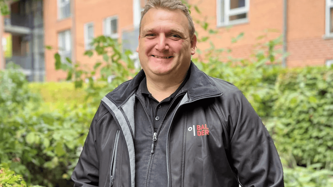 Employee at Balder Danmark, Morten Tofteby, standing at the property Østerfælled Torv