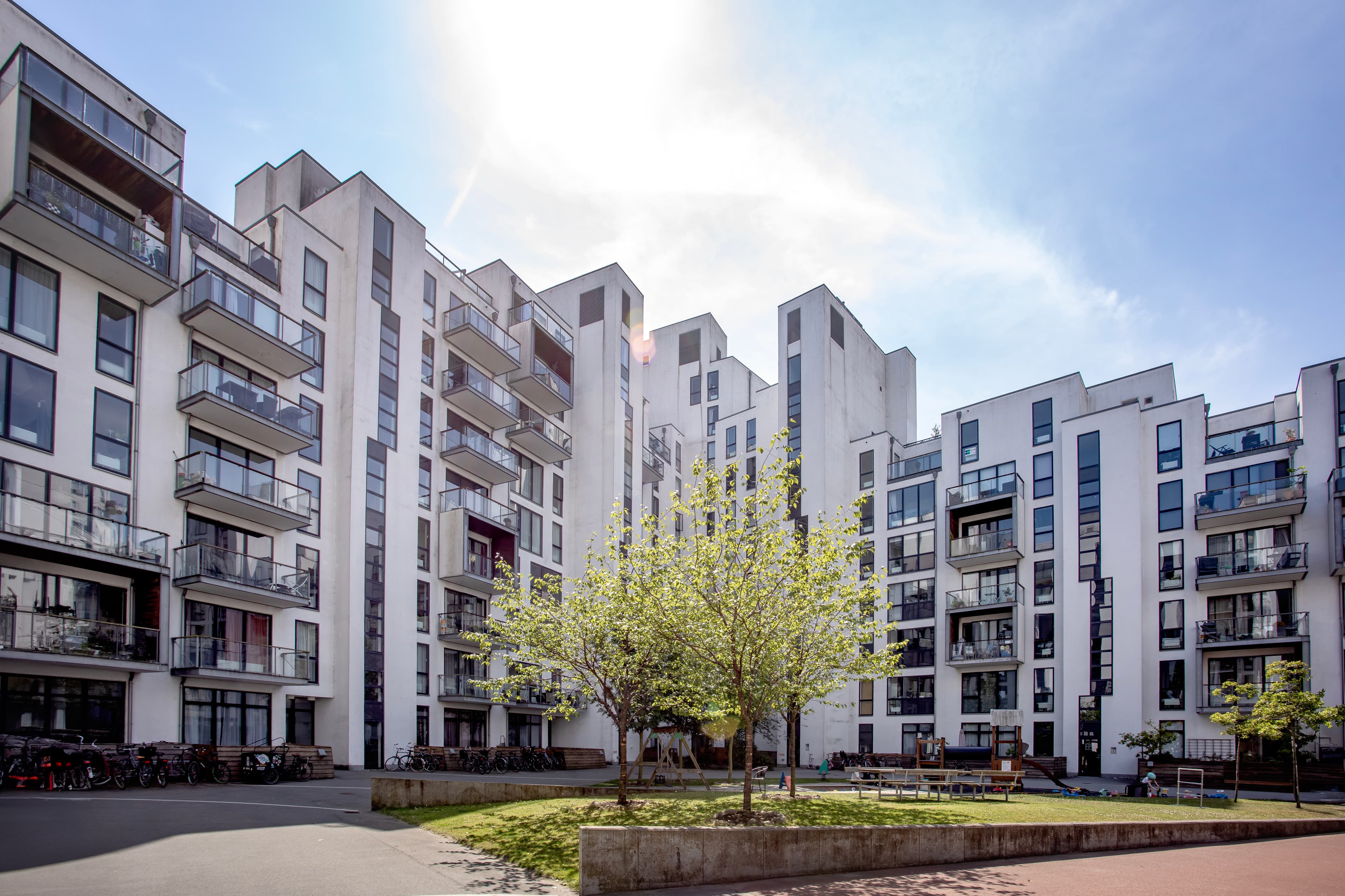 Eksteriørfoto af gårdmiljøet ved Stævnen med fælles udearealer.