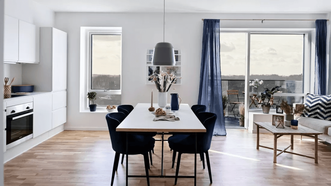 Spisestue i en bolig i Lerholmen med bord og siddepladser.