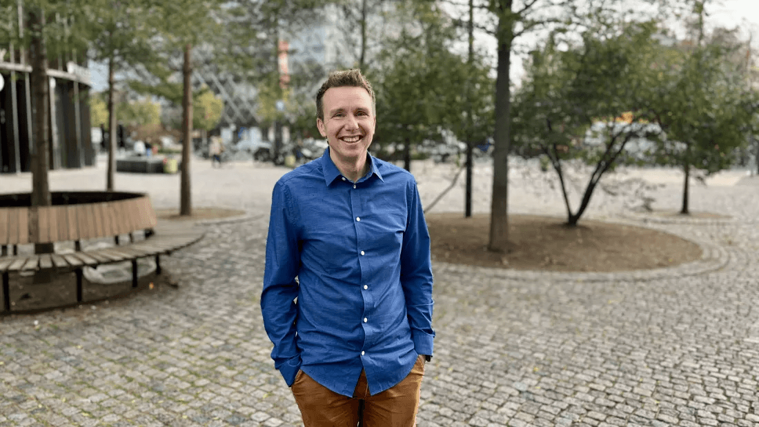 Jesper Bahn Damgaard, CFO i Balder, står udenfor ved Axel Torv