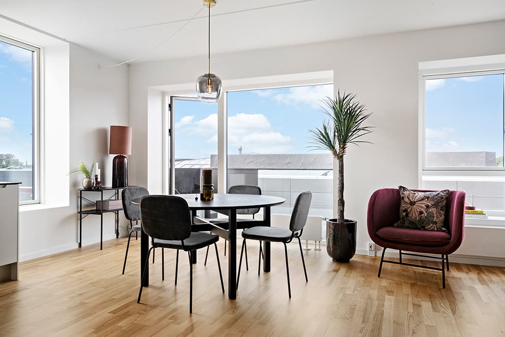 Stor 3 værelses lejlighed på øverste etage med solrig altan 2