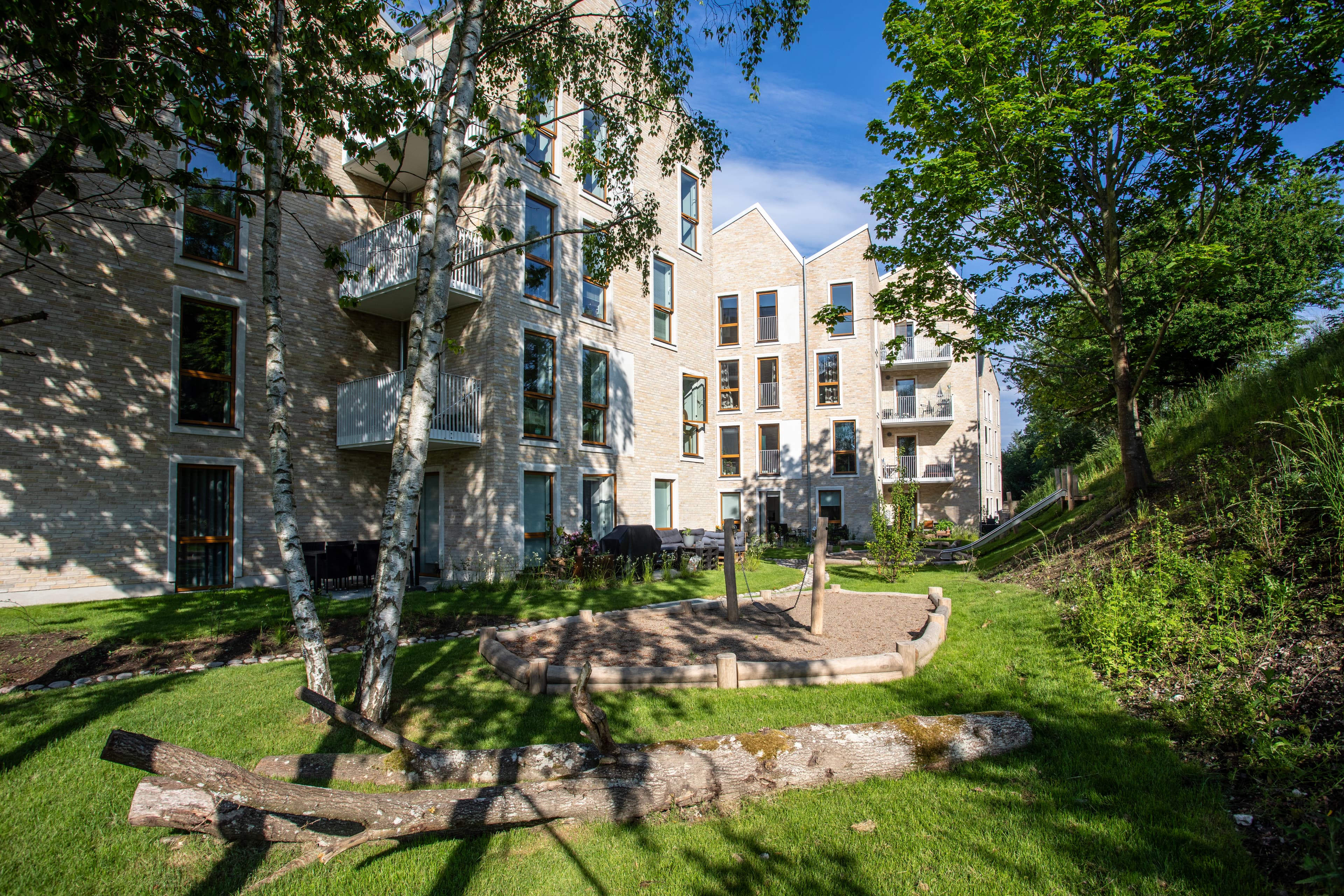 Photo of the courtyard environment at the Strandby Huse property in Hundige